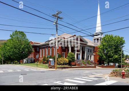 WAYNESVILLE, NC, USA-4 MAI 2023 : première église méthodiste unie à l'Académie et à Haywood. Banque D'Images