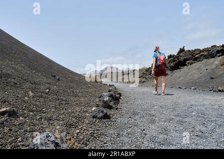 Une promenade touristique le long d'un sentier entre les volcans à Lanzarote. Îles Canaries Banque D'Images