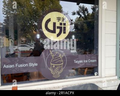 Japon. 28th octobre 2022. Photo au niveau des yeux de la fenêtre Uji Time dessert Express, avec un logo de cône de glace taiyaki (gâteau japonais en forme de poisson) et le photographe et un parking animé reflété dans le verre, Lafayette, Californie, 28 octobre 2022. Photo avec l'aimable autorisation de Sftm. (Photo de Gado/Sipa USA) crédit: SIPA USA/Alay Live News Banque D'Images