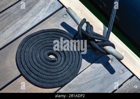 Corde spiralée et corde nouée d'attelage à crampons Banque D'Images