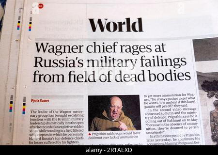 "Le chef Wagner fait rage devant les échecs militaires de la Russie du champ des corps morts" journal gardien Yevgeny Prigozhin article 6 mai 2023 Londres UK Banque D'Images