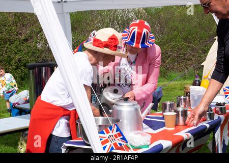 Des femmes bénévoles qui font du thé au village de Marloes font la fête du Roi Charles III du couronnement Pembrokeshire Wales Royaume-Uni Mai 2023 KATHY DEWITT Banque D'Images