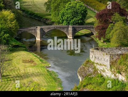 Vue sur une colline de l'ancien pont en pierre pittoresque Pont de Cordemoy sur le fleuve Semois à Bouillon, Ardennes, Belgique Banque D'Images