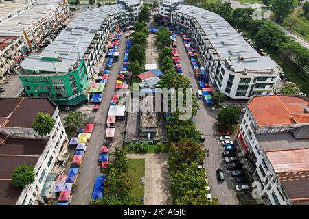 Une rangée d'étals à Bandar Seri Putra, Selangor, dans un bazar de Ramadhan. Banque D'Images
