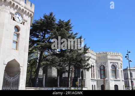 02-05 -2023 Istanbul-Turquie : place Beyazit et Université d'Istanbul pendant le couvre-feu Banque D'Images