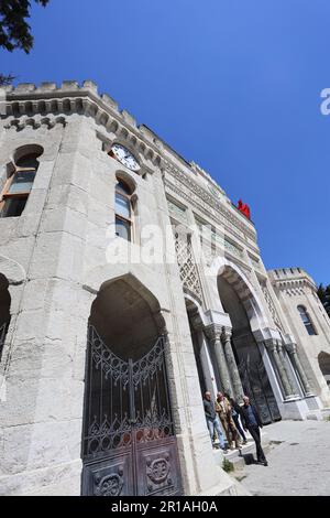 02-05 -2023 Istanbul-Turquie : place Beyazit et Université d'Istanbul pendant le couvre-feu Banque D'Images