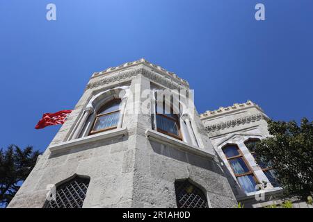 02-05 -2023 Istanbul-Turquie : place Beyazit et Université d'Istanbul pendant le couvre-feu Banque D'Images