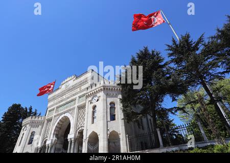 02-05 -2023 Istanbul-Turquie : place Beyazit et Université d'Istanbul pendant le couvre-feu Banque D'Images