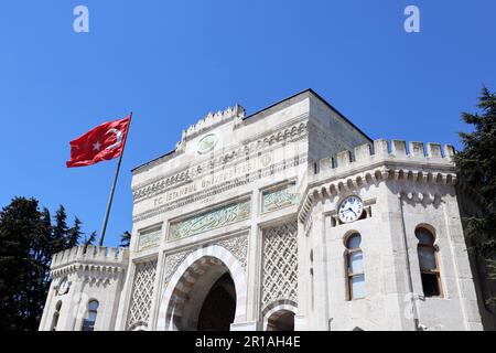 02-05 -2023 Istanbul-Turquie : place Beyazit et Université d'Istanbul pendant le couvre-feu Banque D'Images