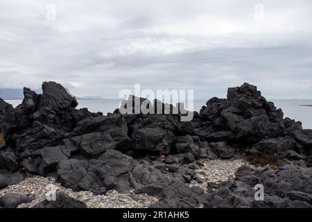 Une côte rocheuse de la plage du sud de l'Islande avec des roches volcaniques noires Banque D'Images