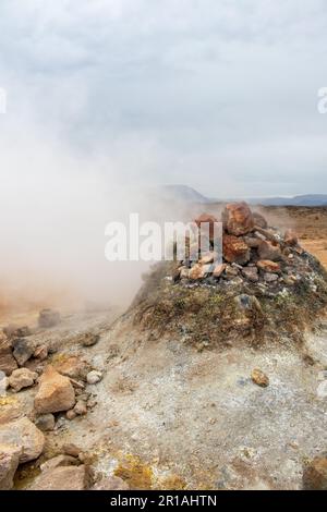 Fumarale évacuant des gaz sulfureux chauds sous pression provenant de l'activité volcanique dans la zone géothermique de Hverir Islande près du lac Myvatn Banque D'Images