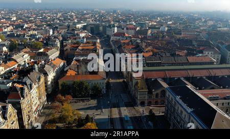 Vue aérienne du Grand marché de Budapest et de Fovam ter. Plus grand et plus ancien marché intérieur de Budapest, Hongrie Banque D'Images