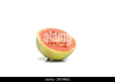 guava isolée sur fond blanc. goyave entier et demi coupé en tranches Banque D'Images