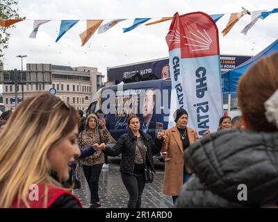 Istanbul,Türkiye - 6 mai 2023: Campagne électorale présidentielle turque. Les partisans de Kemal Kilicdaroglu dansent près d'un bus de campagne Banque D'Images