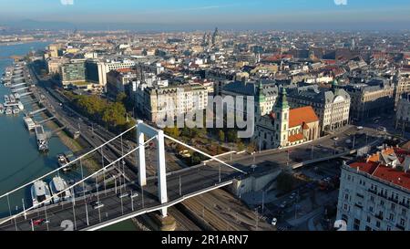 Vue aérienne de Budapest, Hongrie. Le pont Elisabeth ou Erzsebet hid est le troisième pont le plus récent de Budapest, Hongrie, reliant Buda et Pest Banque D'Images