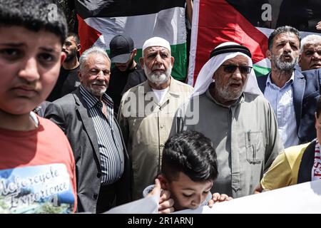 Les parents et les amis du jeune Thaer Bakirat participent à la manifestation contre le tir du jeune Bakirat, qui est actuellement sous traitement à l'hôpital Hadassah Ein Kerem pendant qu'il est en état d'arrestation. Une veillée et une manifestation ont eu lieu dans la ville de sur Baher après que Thaer Bkerat, âgé de 19 ans, ait été abattu trois fois par la police israélienne à la fin de la nuit de mercredi. Il a été capturé après avoir été tourné à une plage de points-vides. Il a été renvoyé pour traitement pendant sa détention. La famille Bakirat a expliqué que 3 balles pénétraient le corps de leur fils, « les poumons, la jambe et la main ». Banque D'Images