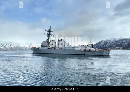 Tromsoro, Norvège. 4th mai 2023. Le destroyer de missile guidé de classe Arleigh Burke USS Oscar Austin (DDG 79) transite le port en Norvège, avant le début de l'exercice formidable Bouclier 2023, 4 mai 2023. Le bouclier formidable est un exercice biennal de défense aérienne et antimissile (IAMD) intégré impliquant une série d'événements de tir en direct contre des cibles subsoniques, supersoniques et balistiques, intégrant plusieurs navires, aéronefs et forces terrestres alliés travaillant à travers des bataillons pour produire des effets. Crédit : États-Unis Marine/ZUMA Press Wire Service/ZUMAPRESS.com/Alamy Live News Banque D'Images