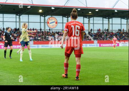 Munich, Allemagne. 12th mai 2023. Munich, Allemagne, 12 mai 2023: Lina Magull (16 FC Bayern Munich) de derrière pendant le match FlyerAlarm Frauen Bundesliga entre le FC Bayern Munich et TSG Hoffenheim au campus du FC Bayern, Allemagne. (Sven Beyrich/SPP) crédit: SPP Sport Press photo. /Alamy Live News Banque D'Images