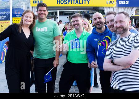 Liverpool - 12 mai 2023 - fans avec drapeaux de l'UE en dehors de l'arène de Liverpool pour la prévisualisation de la finale du Concours Eurovision de la chanson 2023. Les drapeaux Banque D'Images