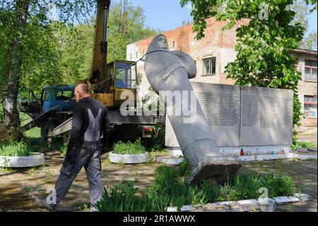 Village Pnikut, Ukraine. 12th mai 2023. Un ouvrier démonte un monument soviétique à une mère en deuil et un bas-secours d'un soldat soviétique à des soldats soviétiques morts dans la Seconde Guerre mondiale L'Ukraine fait des efforts pour effacer les traces de l'influence soviétique et russe de l'espace public, démolissant des monuments et renommant des centaines de rues en l'honneur des artistes, des poètes et des chefs militaires de l'ère soviétique. (Photo de Mykola TYS/SOPA Images/Sipa USA) crédit: SIPA USA/Alay Live News Banque D'Images