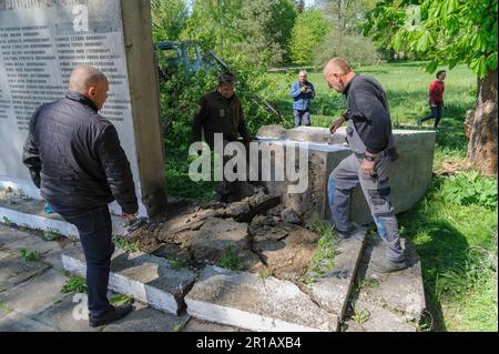 Village Pnikut, Ukraine. 12th mai 2023. Des ouvriers démantelent le monument soviétique à une mère en deuil et un bas-secours d'un soldat soviétique à des soldats soviétiques morts dans la Seconde Guerre mondiale L'Ukraine fait des efforts pour effacer les traces de l'influence soviétique et russe de l'espace public, démolissant des monuments et renommant des centaines de rues en l'honneur des artistes, des poètes et des chefs militaires de l'ère soviétique. (Credit image: © Mykola TYS/SOPA Images via ZUMA Press Wire) USAGE ÉDITORIAL SEULEMENT! Non destiné À un usage commercial ! Banque D'Images