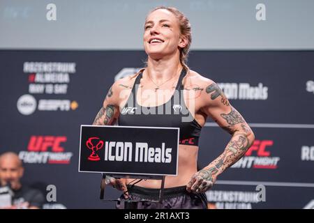 Charlotte, Caroline du Nord, États-Unis. 12th mai 2023. CHARLOTTE, CAROLINE DU NORD - 12 mai: Jessica-Rose Clark pose sur la balance à la cérémonie des pesées avant la nuit de combat de l'UFC: Rozenstruik vs Almeida on 12 mai 2023 au Spectrum Center à Charlotte, Caroline du Nord, États-Unis. (Credit image: © Matt Davies/PX Imagens via ZUMA Press Wire) USAGE ÉDITORIAL SEULEMENT! Non destiné À un usage commercial ! Banque D'Images