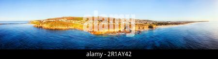 Panorama aérien de Caves Beach ville côtière front de mer sur la péninsule de Wallarah au lac Macquarie en Australie. Banque D'Images