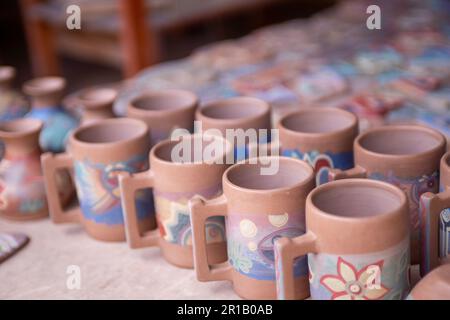 Tasses péruviennes fabriquées à la main prêtes à être vendues Banque D'Images