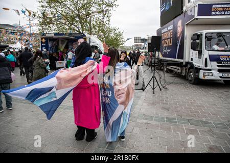 Istanbul, Turquie. 12th mai 2023. Les supporters défilent avec les affiches du candidat à la présidence, le président de la République de Turquie Recep Tayyip Erdogan, pendant les campagnes électorales. Crédit : SOPA Images Limited/Alamy Live News Banque D'Images