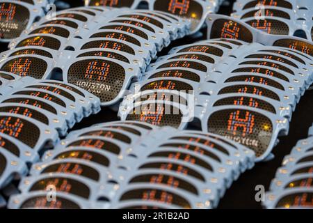 Houston, États-Unis. 12th mai 2022. Houston, Texas, 12 mai 2023 : lunettes de soleil avec le logo Houston Dash sur l'exposition, prêtes pour les fans à ramasser avant le match de la saison régulière du Houston Dash et du Portland Thorns FC au stade Shell Energy à Houston, Texas. (GIA Quilap/SPP) crédit: SPP Sport Press photo. /Alamy Live News Banque D'Images