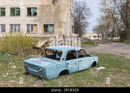 Lyman, Ukraine. 11th avril 2023. Une voiture avec des fenêtres cassées et pas de roues avec le symbole militaire russe ''Z'' vu dans la cour des immeubles d'appartements. À ce jour, Lyman tient le front et reste la porte nord de l'oblast de Donetsk, malgré les tentatives constantes de l'occupant d'attaquer la ville. (Credit image: © Mykhaylo Palinchak/SOPA Images via ZUMA Press Wire) USAGE ÉDITORIAL SEULEMENT! Non destiné À un usage commercial ! Banque D'Images