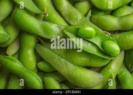 Beaucoup de haricots verts edamame dans les gousses comme arrière-plan, gros plan Banque D'Images