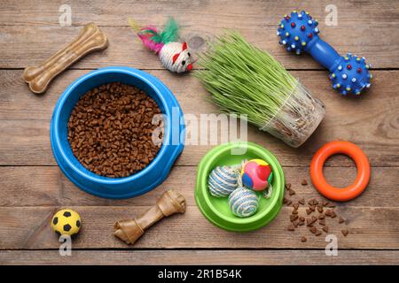 Composition de la nappe avec jouets pour animaux et nourriture sur table en bois Banque D'Images