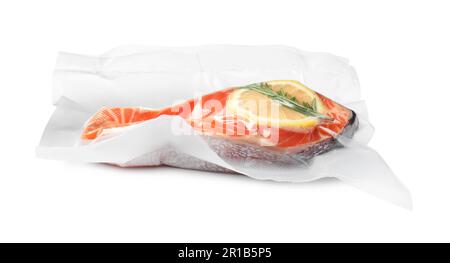 Saumon au citron dans un emballage sous vide sur fond blanc Banque D'Images