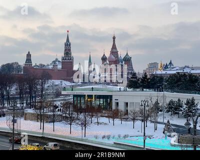 Vue sur la place Rouge depuis le parc Zaryadye à Moscou, Russie en hiver. Banque D'Images