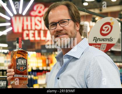 Crestwood, États-Unis. 12th mai 2023. Chris Pronger, membre du Temple de la renommée de la Ligue nationale de hockey, présente une nouvelle bouteille de son whisky JRNY 44, lors d'une salutation à Crestwood, Missouri, vendredi, 12 mai 2023. Pronger a réalisé ce projet avec son frère Sean, compagnon de hockey, qui a joué pour sept équipes de la LNH. Il a publié un livre intitulé 'Journeyman' qui raconte sa carrière de hockey. Photo par Bill Greenblatt/UPI crédit: UPI/Alay Live News Banque D'Images