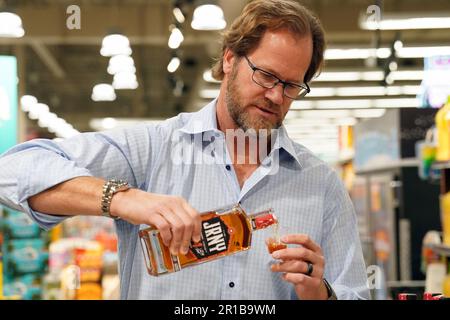 Crestwood, États-Unis. 12th mai 2023. Chris Pronger, membre du Temple de la renommée de la Ligue nationale de hockey, verse un verre de son nouveau whisky JRNY 44, lors d'une salutation à Crestwood, Missouri, vendredi, 12 mai 2023. Pronger a réalisé ce projet avec son frère Sean, compagnon de hockey, qui a joué pour sept équipes de la LNH. Il a publié un livre intitulé 'Journeyman' qui raconte sa carrière de hockey. Photo par Bill Greenblatt/UPI crédit: UPI/Alay Live News Banque D'Images