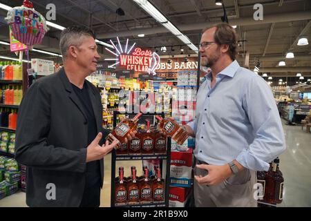 Crestwood, États-Unis. 12th mai 2023. Chris Pronger (R), membre du Temple de la renommée de la Ligue nationale de hockey, s'entretient avec son frère Sean lorsqu'il présente son nouveau whisky JRNY 44, lors d'une salutation à Crestwood, Missouri, vendredi, 12 mai 2023. Pronger a réalisé ce projet avec son frère Sean, compagnon de hockey, qui a joué pour sept équipes de la LNH. Il a publié un livre intitulé 'Journeyman' qui raconte sa carrière de hockey. Photo par Bill Greenblatt/UPI crédit: UPI/Alay Live News Banque D'Images