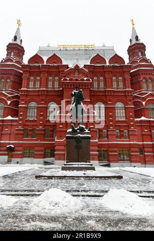 Moscou, Russie - 23 janvier 2023 : monument sculptural du commandant soviétique Georgy Zhukov sur la place Manezhnaya à Moscou, Russie avec le 'Hist Banque D'Images