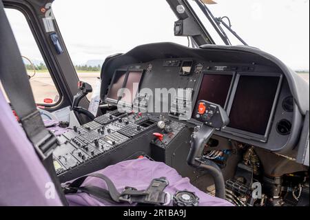 Vue intérieure du cockpit d'hélicoptère commercial (August Westland / Leonardo AW139) Banque D'Images