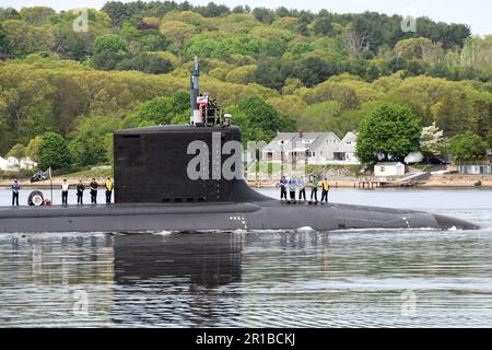 230512-N-GR655-0023 GROTON, CONNECTICUT (12 mai 2023) – l’USS California (SSN 781) transite la Tamise – vue depuis le navire historique Nautilus – lors d’une cérémonie de passation de commandement pour le Centre de développement de la lutte sous-marine (UWDC) de la Marine au Musée de la Force sous-marine de Groton, Connecticut, 12 mai 2023. Le capitaine Andrew Miller a soulagé le sous-ministre Martin Muckian pendant la cérémonie. L’UWDC dirige la supériorité sous-marine de la Marine; développe la doctrine, les concepts d’opérations, les tactiques, les techniques, et les procédures de guerre sous-marine; évalue la performance de la guerre sous-marine et la préparation à la guerre Banque D'Images