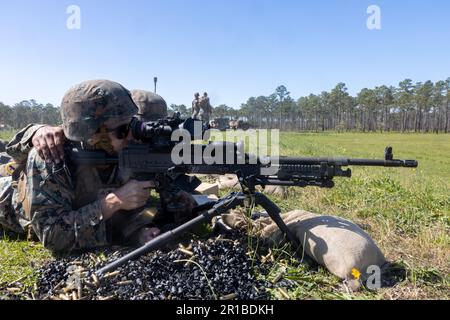 ÉTATS-UNIS Le Cpl. Logan Quesnel du corps maritime, à gauche, un technicien de réparation des armes légères de l'Escadron de soutien de l'escadre Marine (SMSS) 271, tire une mitrailleuse moyenne M240B après avoir assermenté pour s'enrôler au camp du corps Marine Lejeune, en Caroline du Nord, en 3 mai 2023. Le MWSS-271 a mené l'exercice de répétition de mission 1-23 pour accroître les compétences grâce à une formation intégrée tout en fournissant un soutien aérien-sol ininterrompu à la 2nd Escadre d'aéronefs marins (MAW). MWSS-271 est une unité subordonnée de 2nd MAW, élément de combat aérien de la II Marine Expeditionary Force. (É.-U. Photo du corps marin par le caporal Adam Henke) Banque D'Images