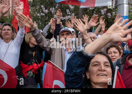 Ankara, Turquie. 12th mai 2023. Les partisans de l'Alliance nationale se font la vague pendant le rallye. En Turquie, qui va se tenir à des élections historiques, la Nation Alliance tient son dernier rassemblement à Ankara. Dans les élections qui détermineront le sort de la Turquie, il y a Kemal Kilicdaroglu, le candidat de la Nation Alliance, contre le Président Erdogan. (Photo de Bilal Seckin/SOPA Images/Sipa USA) crédit: SIPA USA/Alay Live News Banque D'Images