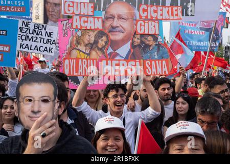 Ankara, Turquie. 12th mai 2023. Les jeunes tiennent des écriteaux et des banderoles pendant le rallye. En Turquie, qui va se tenir à des élections historiques, la Nation Alliance tient son dernier rassemblement à Ankara. Dans les élections qui détermineront le sort de la Turquie, il y a Kemal Kilicdaroglu, le candidat de la Nation Alliance, contre le Président Erdogan. (Photo de Bilal Seckin/SOPA Images/Sipa USA) crédit: SIPA USA/Alay Live News Banque D'Images