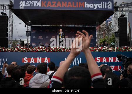 Ankara, Turquie. 12th mai 2023. Mansur Yavas, maire de la municipalité métropolitaine d'Ankara, parle pendant le rallye. En Turquie, qui va se tenir à des élections historiques, la Nation Alliance tient son dernier rassemblement à Ankara. Dans les élections qui détermineront le sort de la Turquie, il y a Kemal Kilicdaroglu, le candidat de la Nation Alliance, contre le Président Erdogan. Crédit : SOPA Images Limited/Alamy Live News Banque D'Images