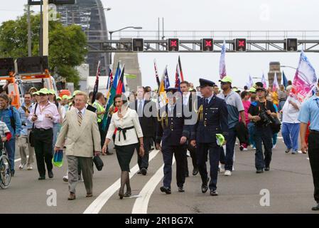 Marie Bashir, gouverneur de Nouvelle-Galles du Sud, participe aux célébrations du 75th anniversaire du pont du port de Sydney, ainsi qu'aux 200 000 siders de Sydney qui ont également participé à une promenade à travers le pont pour marquer son anniversaire. Sydney, Australie. 18.03.2007. Banque D'Images