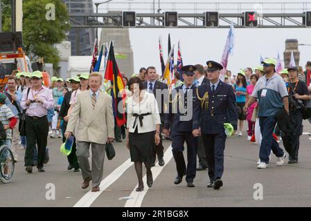 Marie Bashir, gouverneur de Nouvelle-Galles du Sud, participe aux célébrations du 75th anniversaire du pont du port de Sydney, ainsi qu'aux 200 000 siders de Sydney qui ont également participé à une promenade à travers le pont pour marquer son anniversaire. Sydney, Australie. 18.03.2007. Banque D'Images