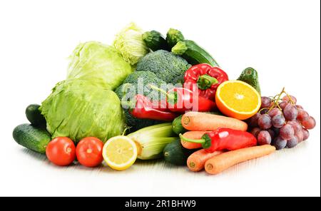 Les légumes bio isolé sur fond blanc Banque D'Images