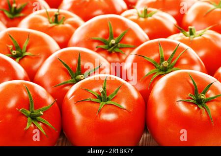 Les tomates fraîches biologiques sur l'étal de Banque D'Images