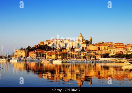 Ville d'Imperia, ligurie, italie pendant le lever du soleil Banque D'Images